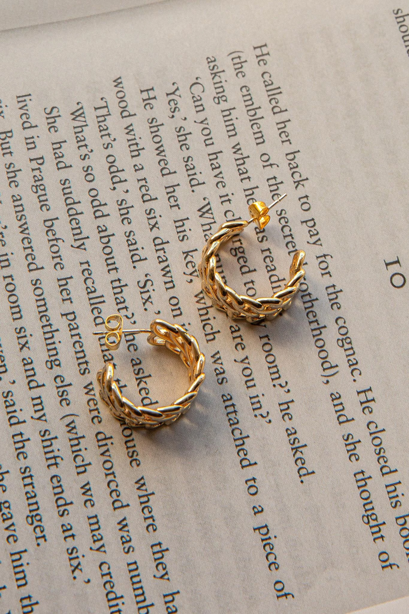 Damian Open Chain Hoop Earrings Gold 8 Damian Open Chain Hoop Earrings Gold - Image 6