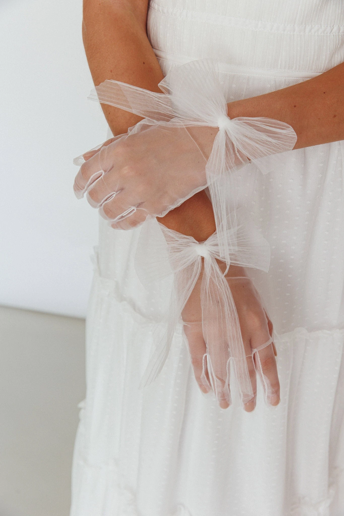 Evangeline Bow Gloves White 4 Evangeline Bow Gloves White - Image 2