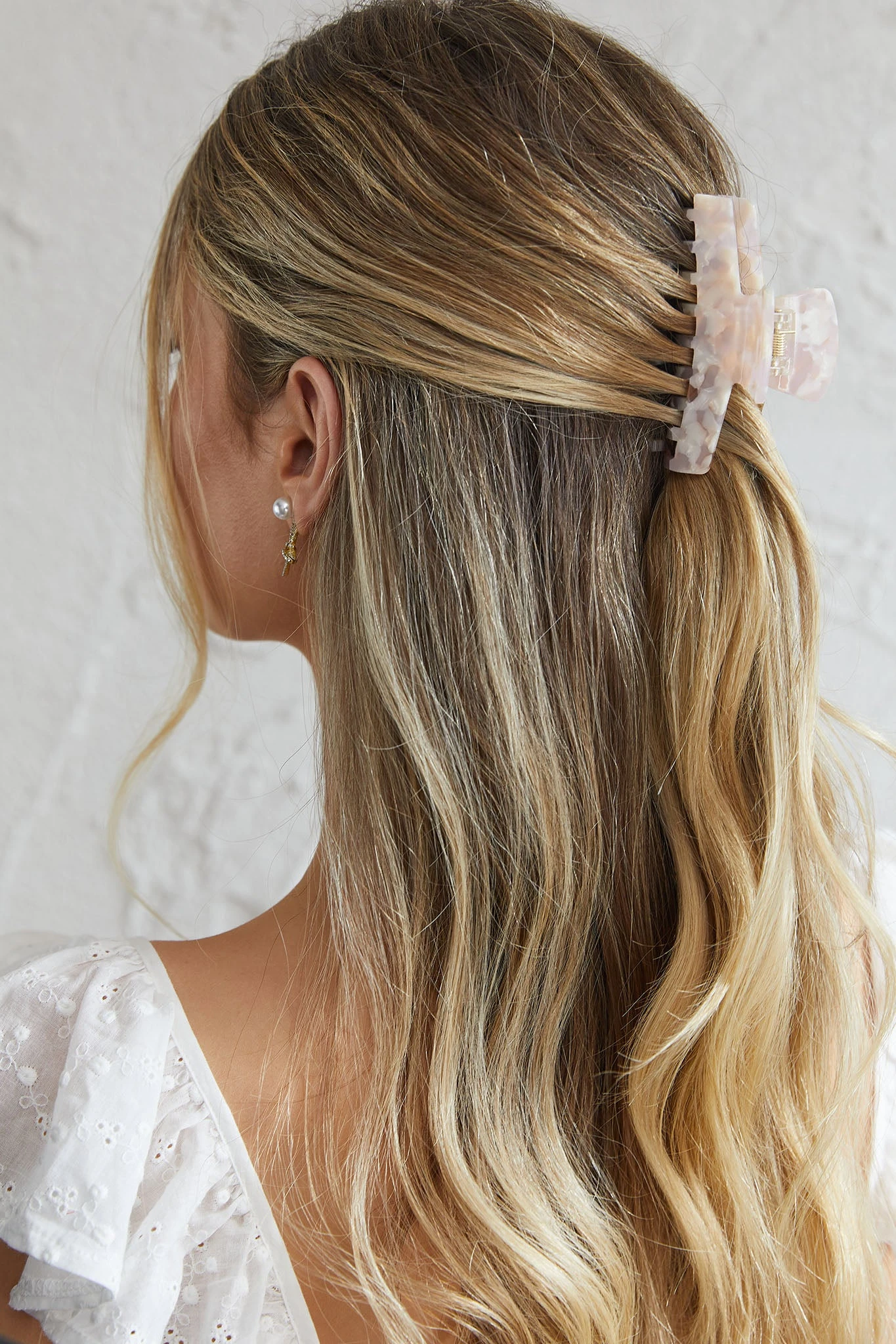 Missy Marbled Acrylic Clip Pink 5 Missy Marbled Acrylic Clip Pink - Image 3