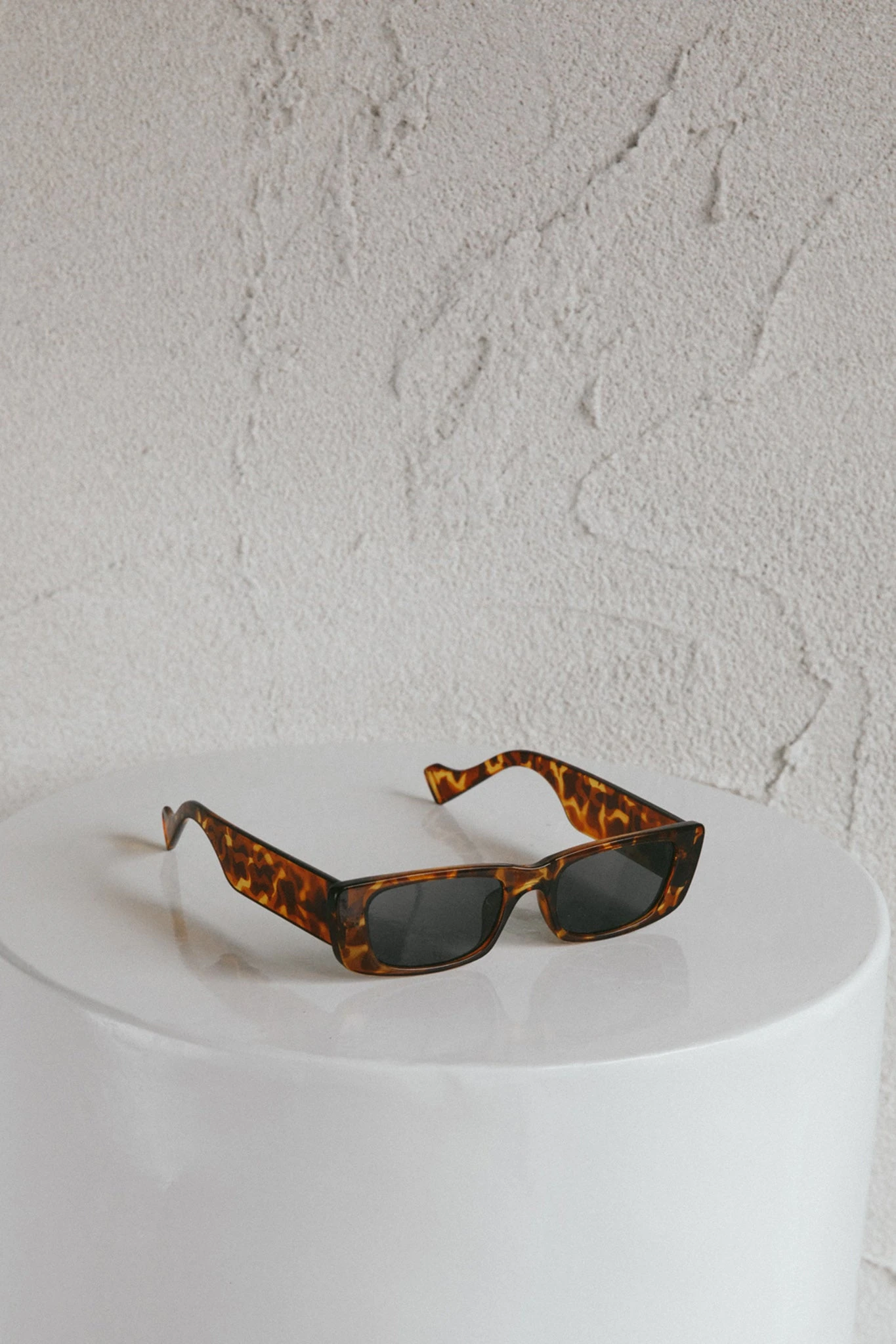 Monica Classic 90's Square Frame Sunglasses Tort 9 Monica Classic 90's Square Frame Sunglasses Tort - Image 7