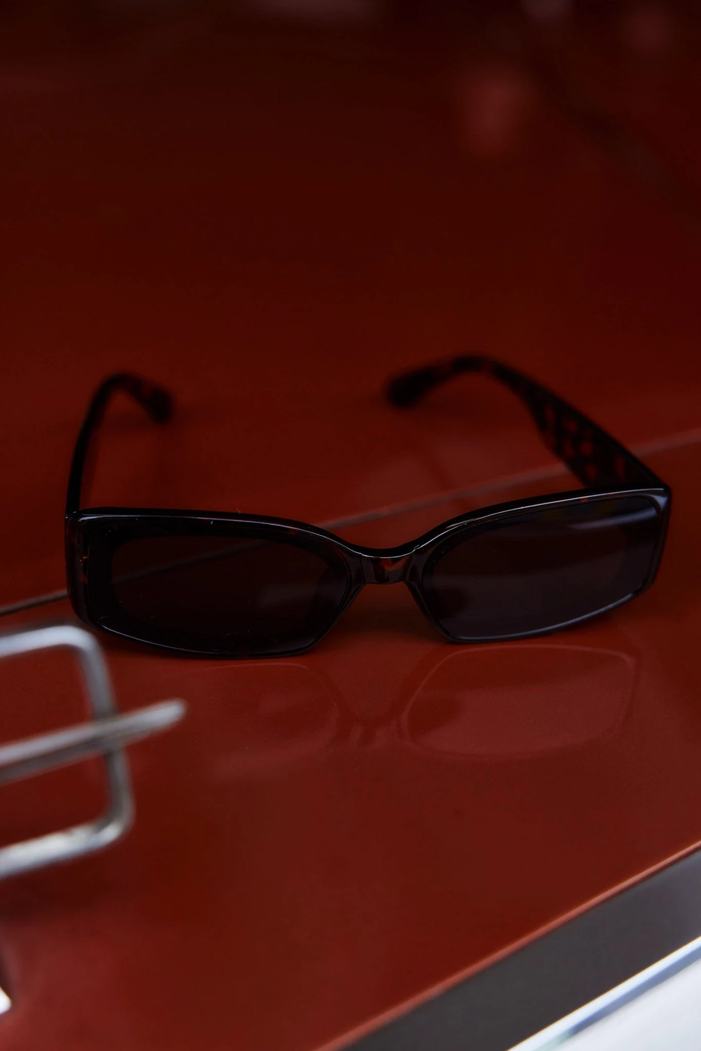 Kendall Slim Rectangle Sunglasses Tortoiseshell Brown 5 Kendall Slim Rectangle Sunglasses Tortoiseshell Brown - Image 3